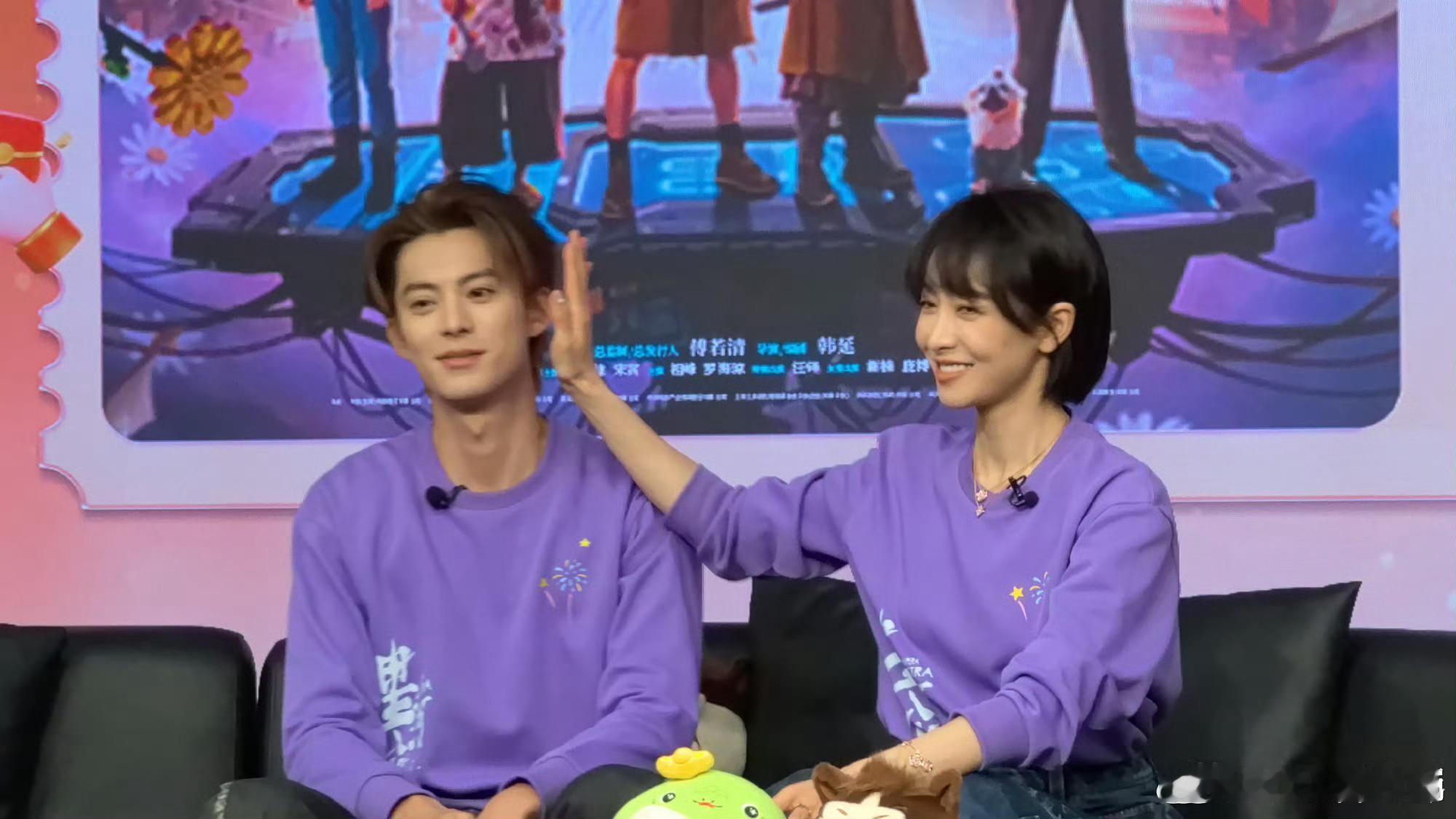 王鹤棣扫楼随地大小演 这段扫楼花絮可以反复观看，两人懵住的表情和随后的即兴反应都