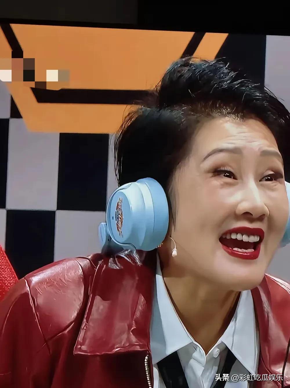 张凯丽眼睛怪怪的，应该是医美后遗症，她这是拉皮后眼皮耷拉下来，眼睛都快挤压成三角