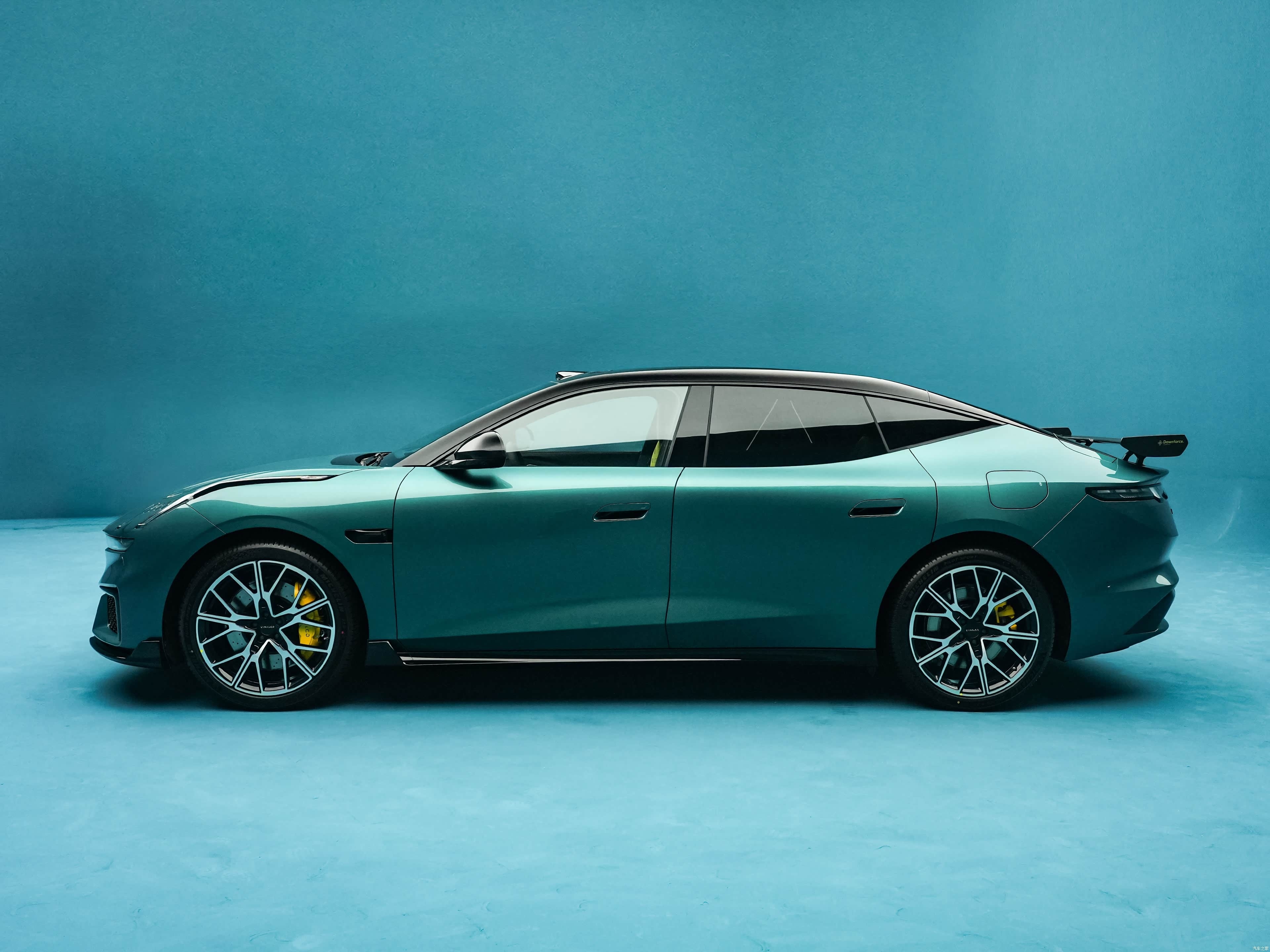 领克最难能可贵、让人喜欢的是，你离老远，打眼一瞧，它就是领克，要说这一点还有谁？