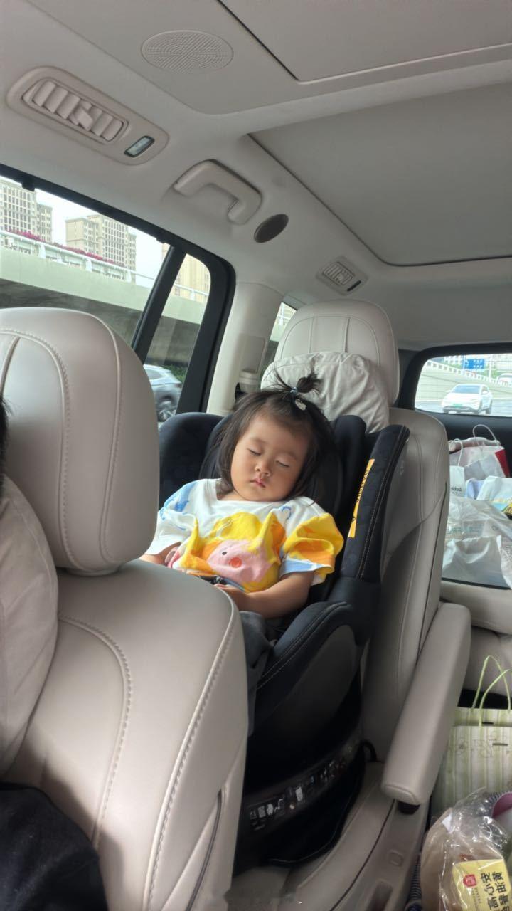 这次出门，开的理想 i8，媳妇坐得舒服，孩子开心，这就是车和家带来的情绪价值