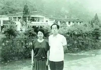 1990年7月，张玉凤在湖南张家界休养时，与友人的合影。
1944年，抗日战争接