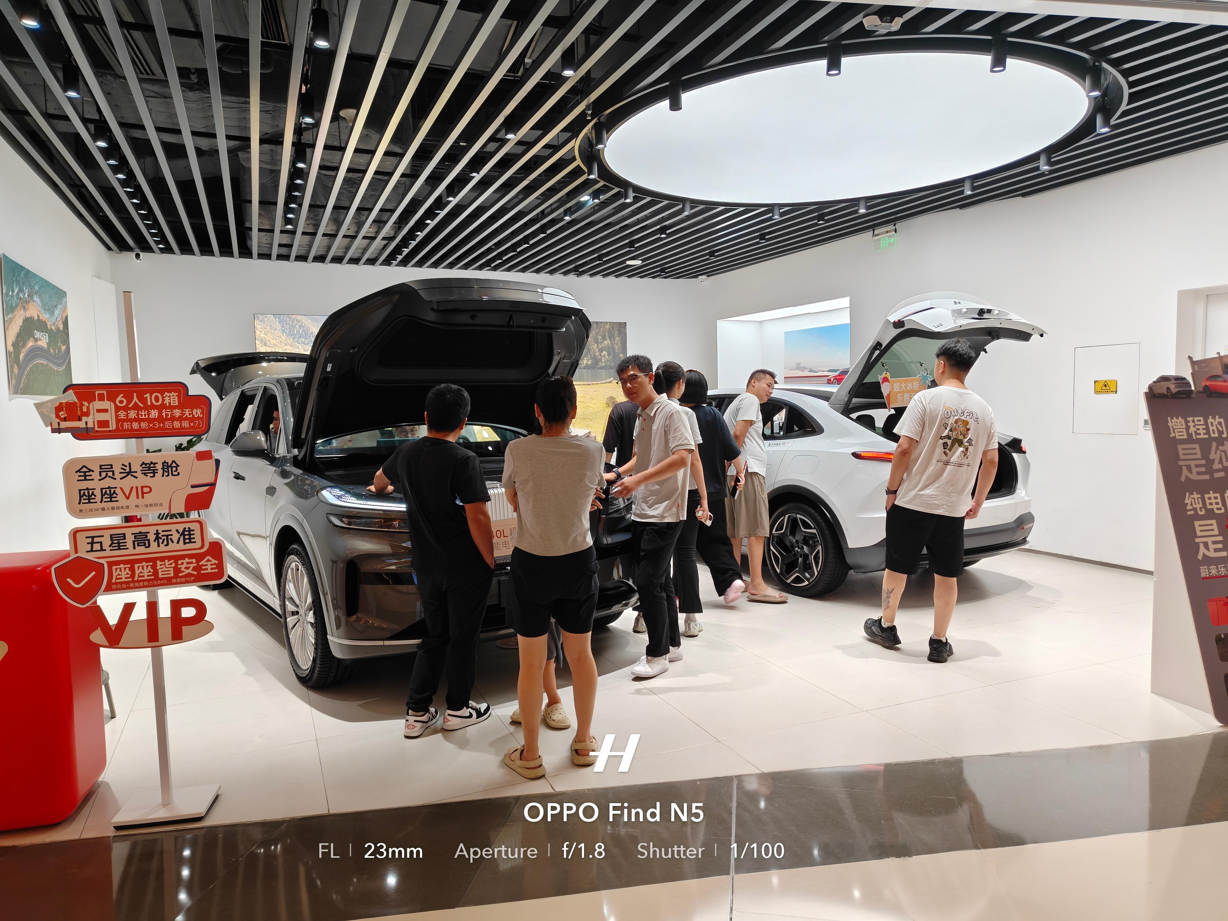 路过看了眼乐道L90除了前备箱，太像一台理想了…… ​​​