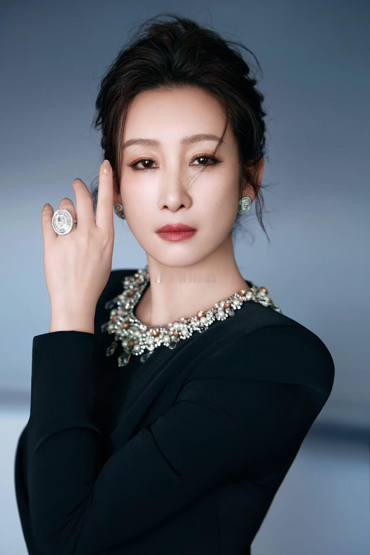 秦海璐走了两次红毯  这才是实力派的隐藏排面！微博视界大会跟着两个剧组连走两次红