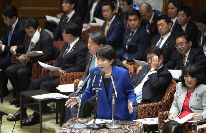 高市早苗近期在国会质询中被问及支持率暴跌，竟以不清楚原因作答。在野党痛批其无视物