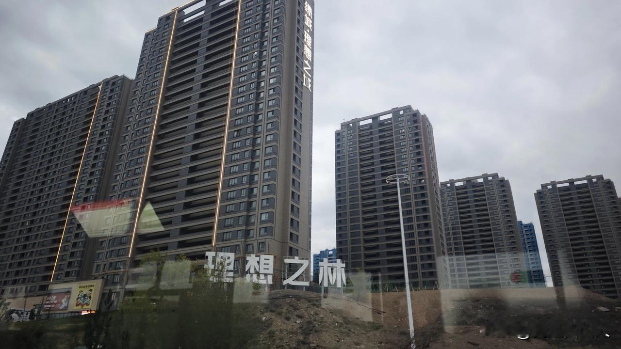 绿城理想之城加公交站的建议，官方给了回复：路口150米内不能设站

    有粉