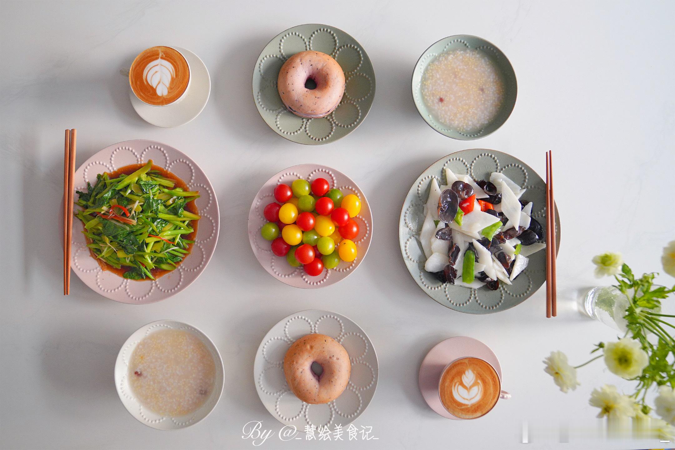 周四早呀早饭白灼芥兰、木耳炒山药、杂粮粥、蓝莓贝果、拿铁咖啡、小番茄~温暖的时光