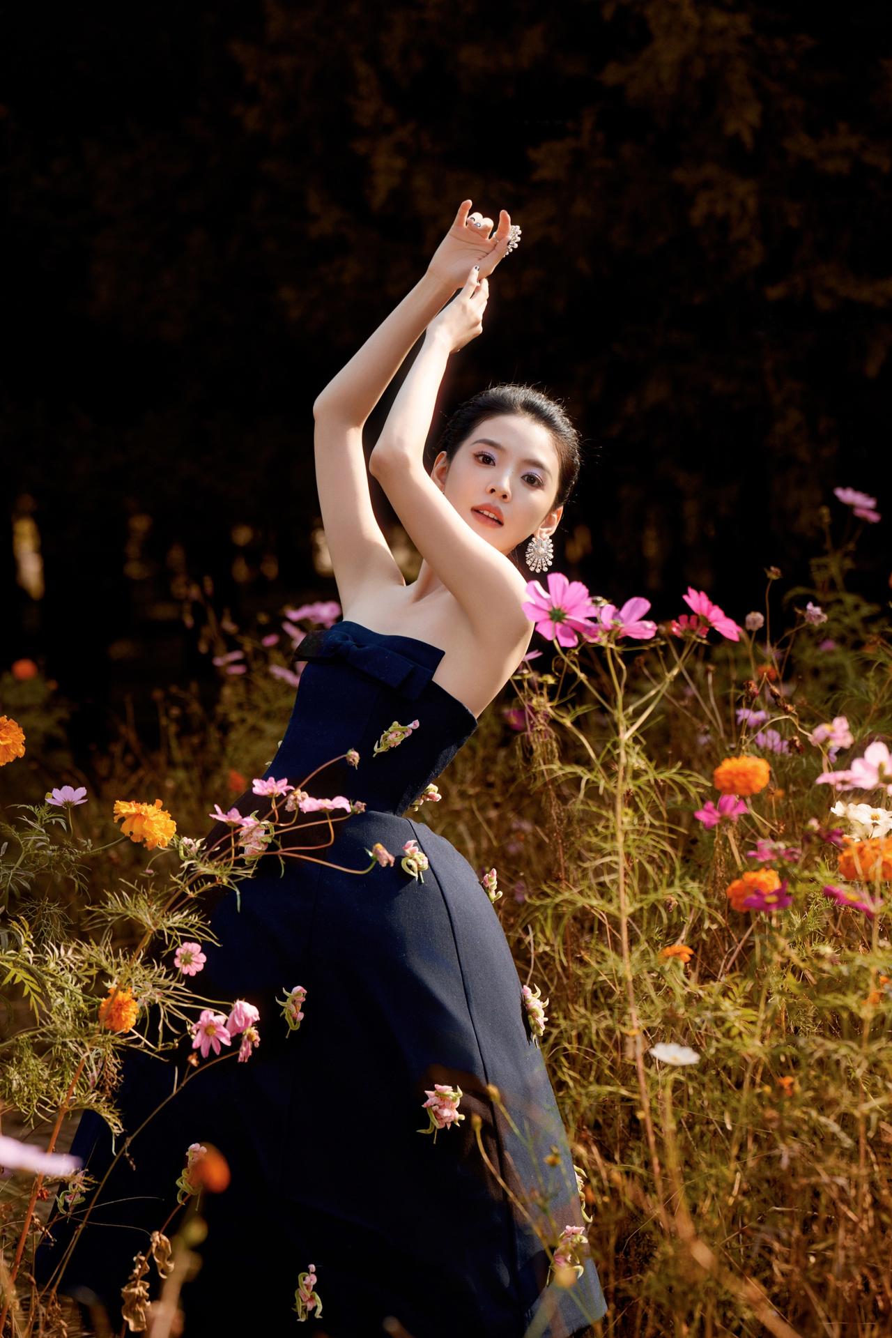 章若楠画报：带着庄庄的梦想和热忱，尽情在花中绽放吧！