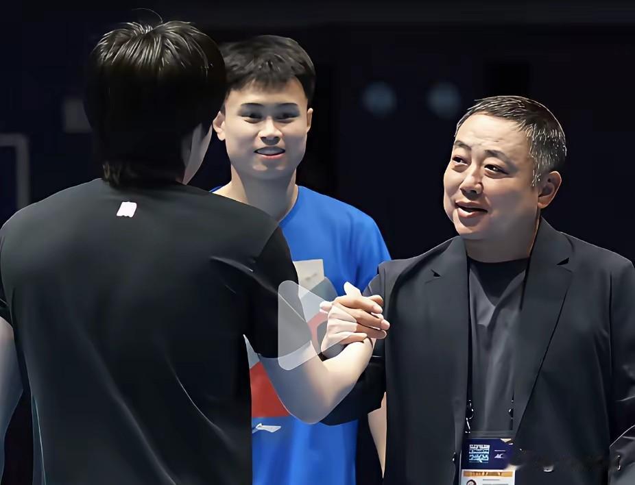 世乒赛备战期间，刘国梁看望国乒，见到王楚钦，握手，拥抱，搂腰，握着的手就从来没松