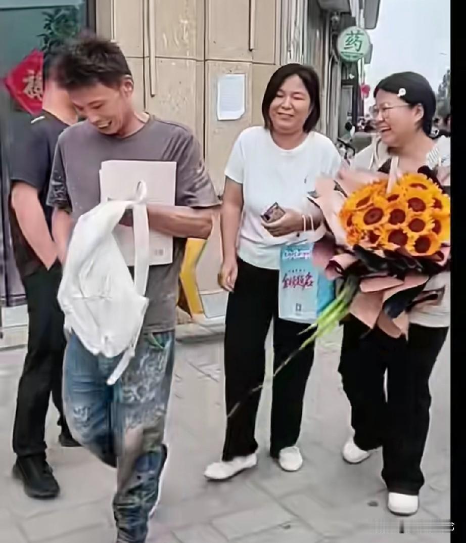 考场外看到这一幕，一位爸爸刚在田地里插完秧，来不及换衣服，裤腿上裹满泥浆，就着急