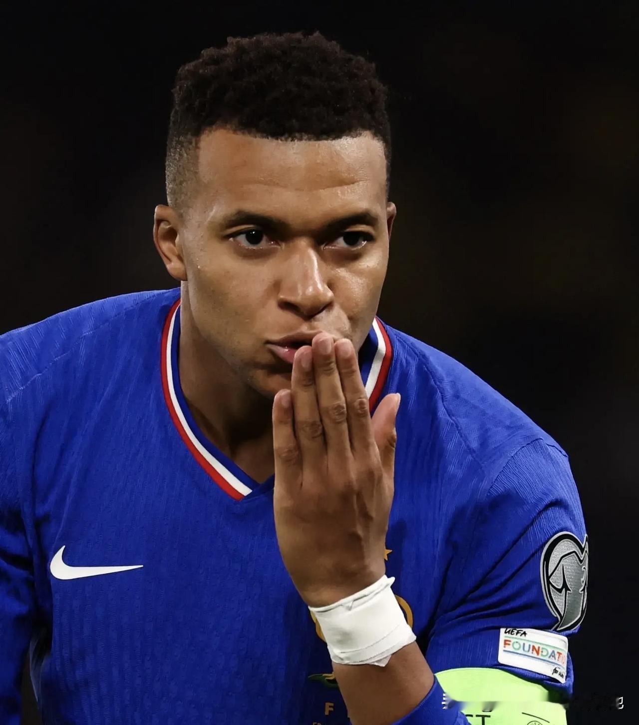 ——如果你20年前告诉我，我会觉得太棒了。但现在有两个人，一个900球，一个95