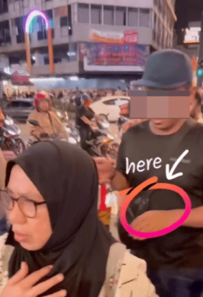 马来西亚首都吉隆坡著名商圈及旅游区武吉免登，近日发生一起光天化日下的偷窃案。一名