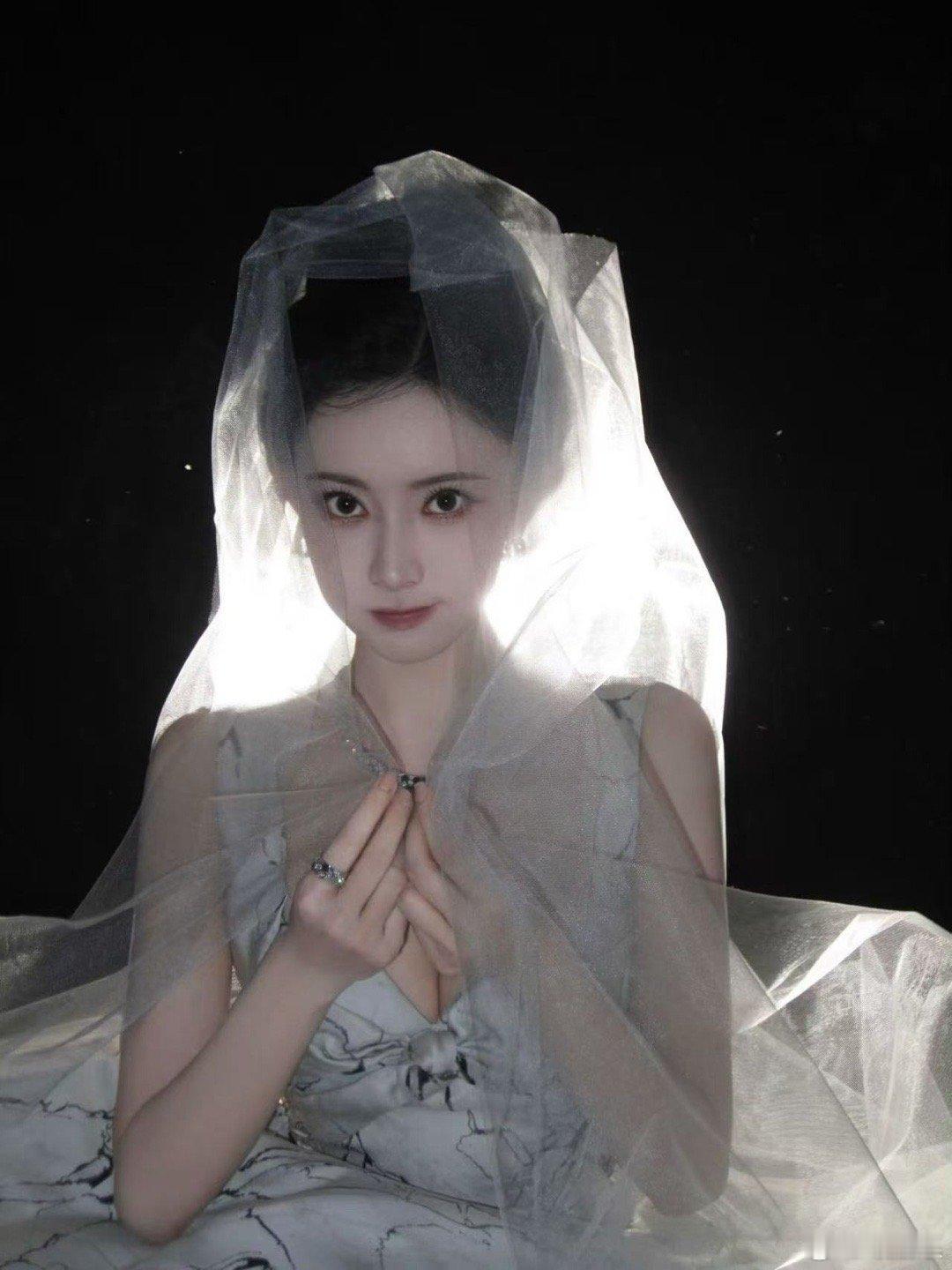 孟子义尖叫之夜红毯生图孟子义最想变成冰淇淋 孟子义尖叫之夜红毯美出新高度！冰雪女