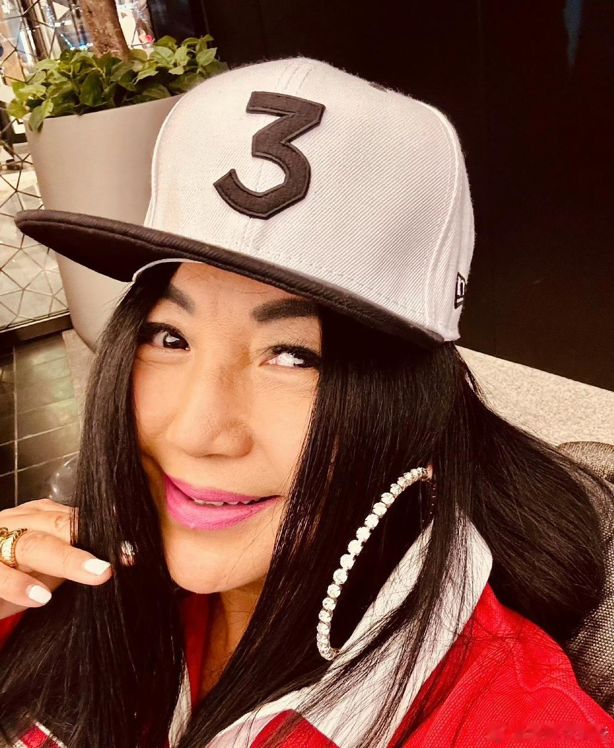 特别想问，杨二车娜姆的妆容是认真的么，眉毛和纯色太让人出戏了，穿搭给人一种很土的