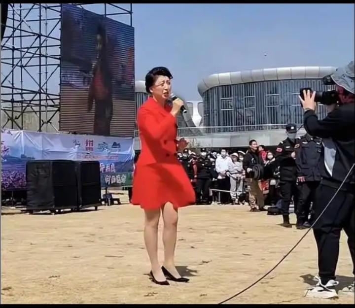 闫学晶捐过善款吗？
     查了一下资料，闫学晶还真捐过善款的，而且还不止一次