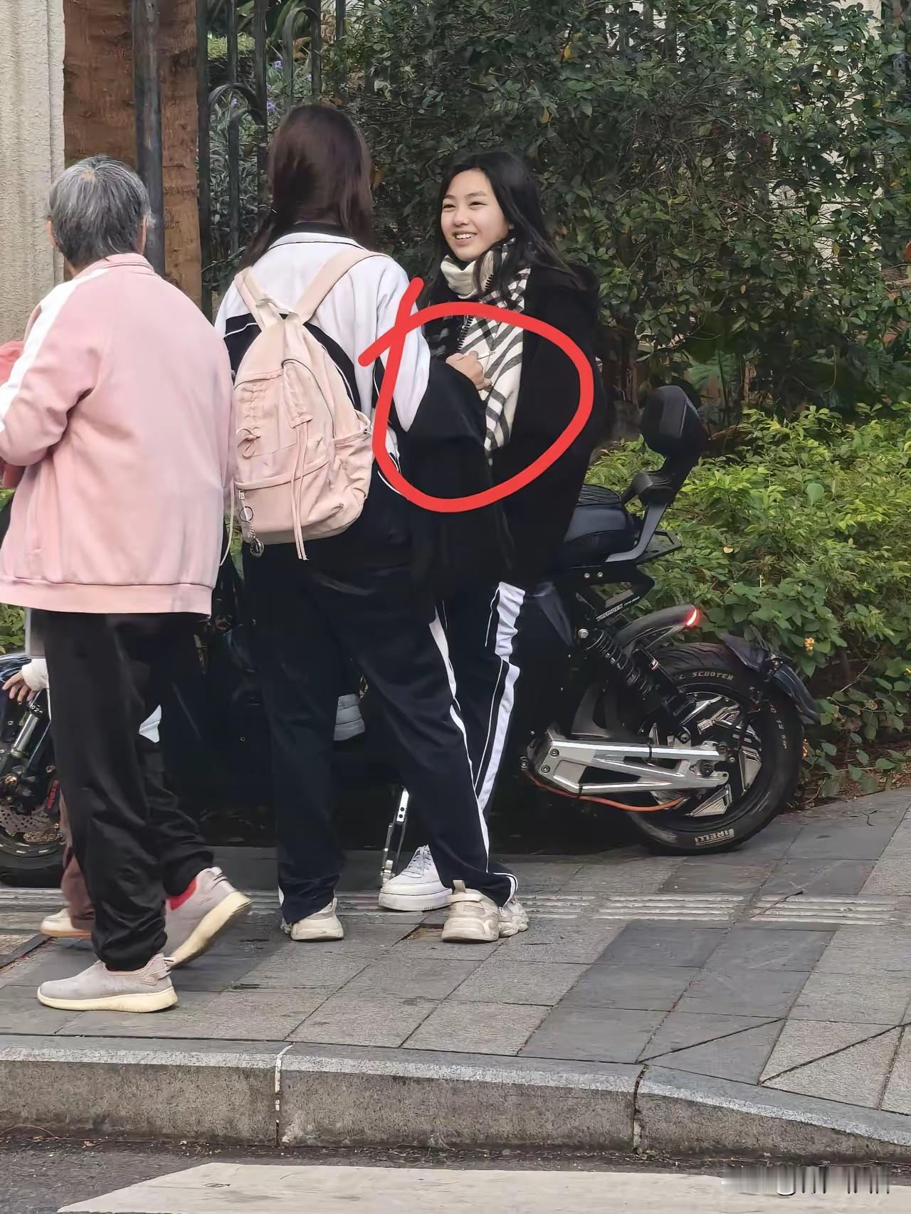 她们在聊什么这么开心？