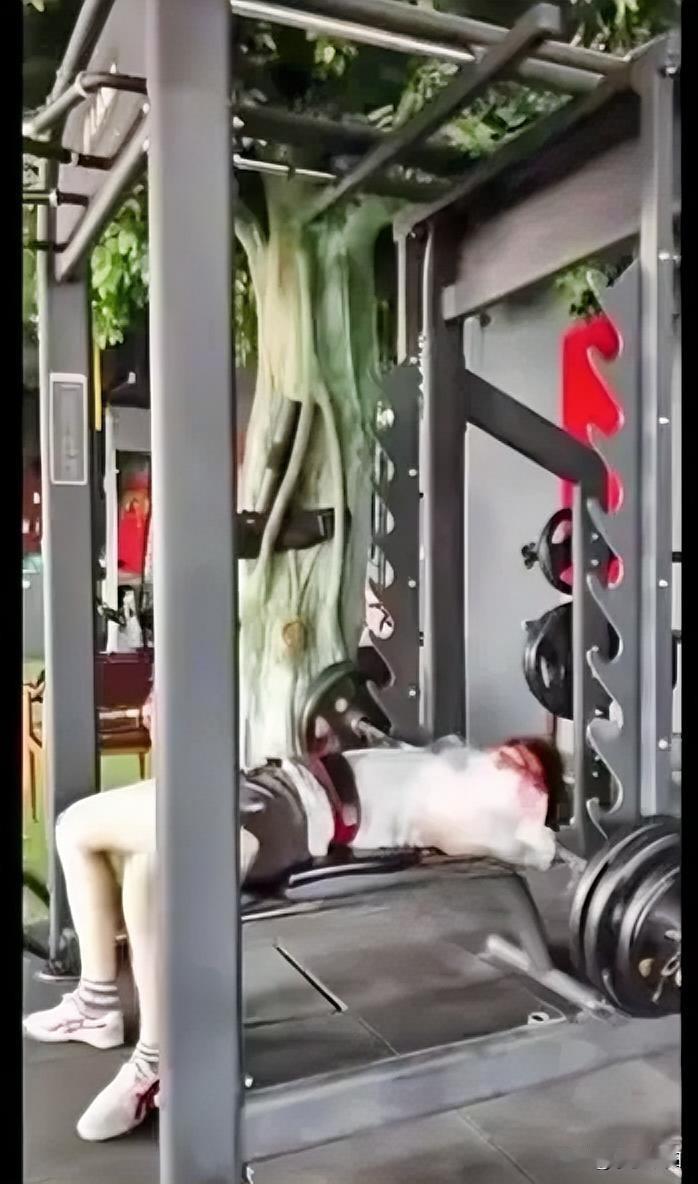 某地一男子到健身房做卧推的时候，由于高估自己的臂力，将重量加到自己无法承受的范围