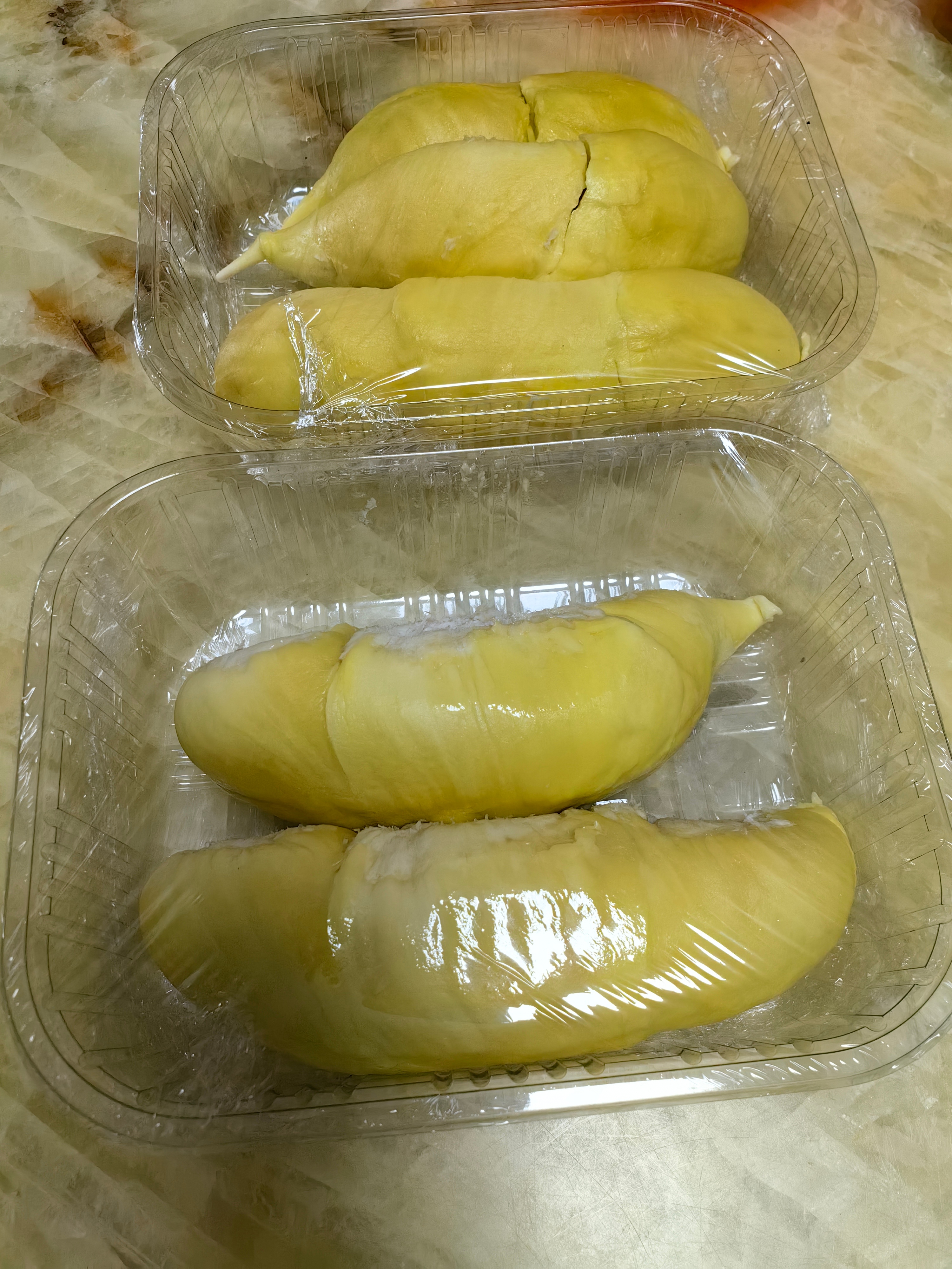 今天挑的这个榴莲很好，皮薄肉多。还是挑的小的。 