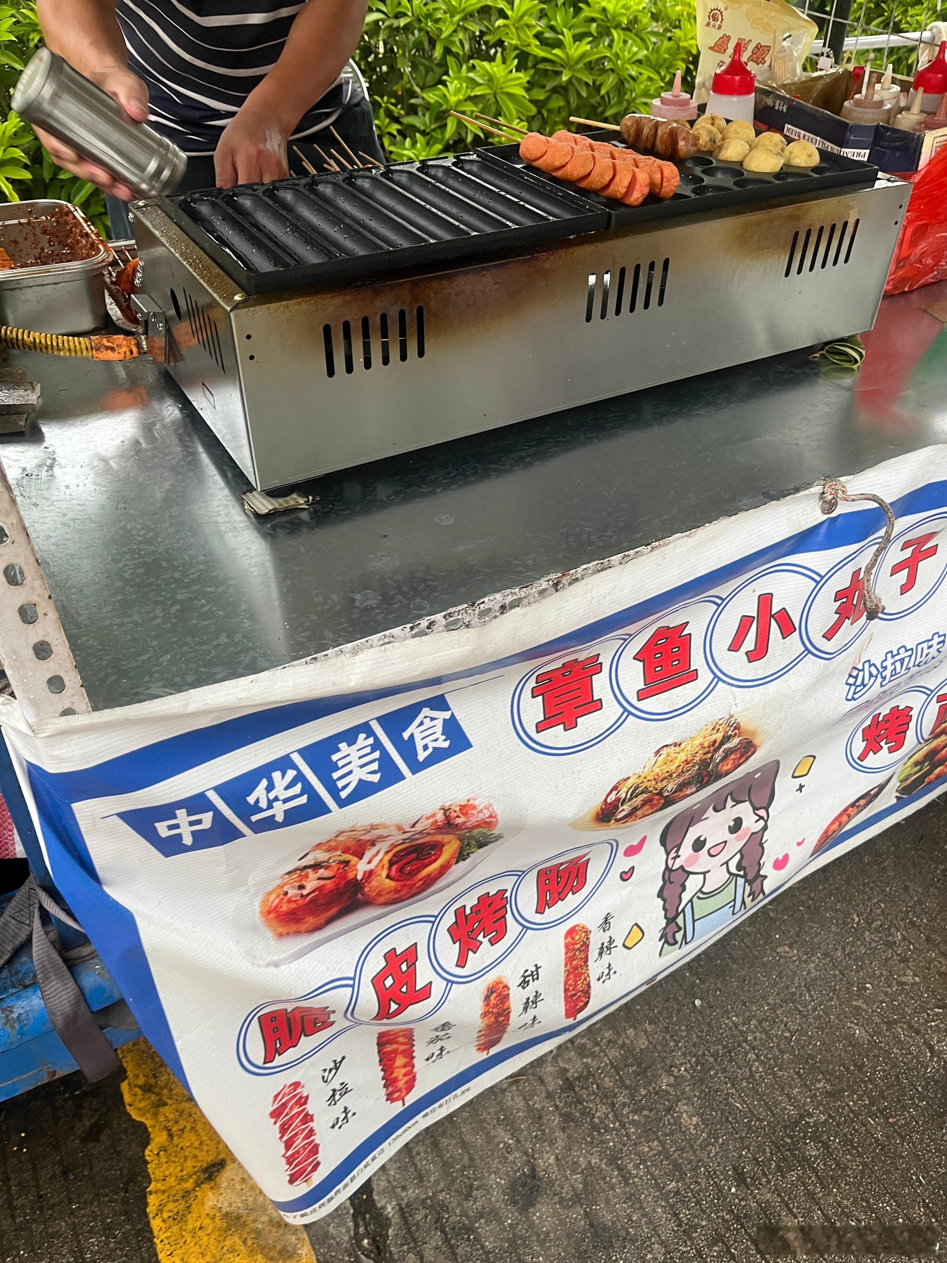 老二说要吃烤肠，两个小的听到了，也说要吃，买了4根，4个小孩，刚好一人一根我没吃