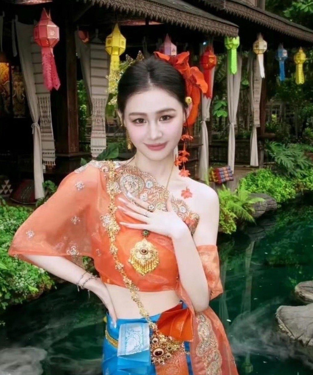 你能认出来这是金靖吗？果然瘦了之后五官都清晰了，眼睛都大了 