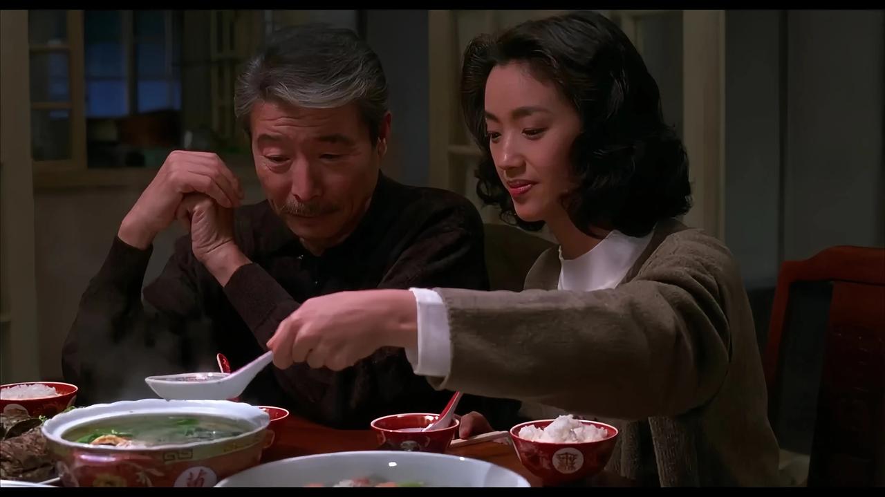 九四年李安拍了一部《饮食男女》，有了奥斯卡金像奖最佳外语片提名，爸爸和三个女儿组