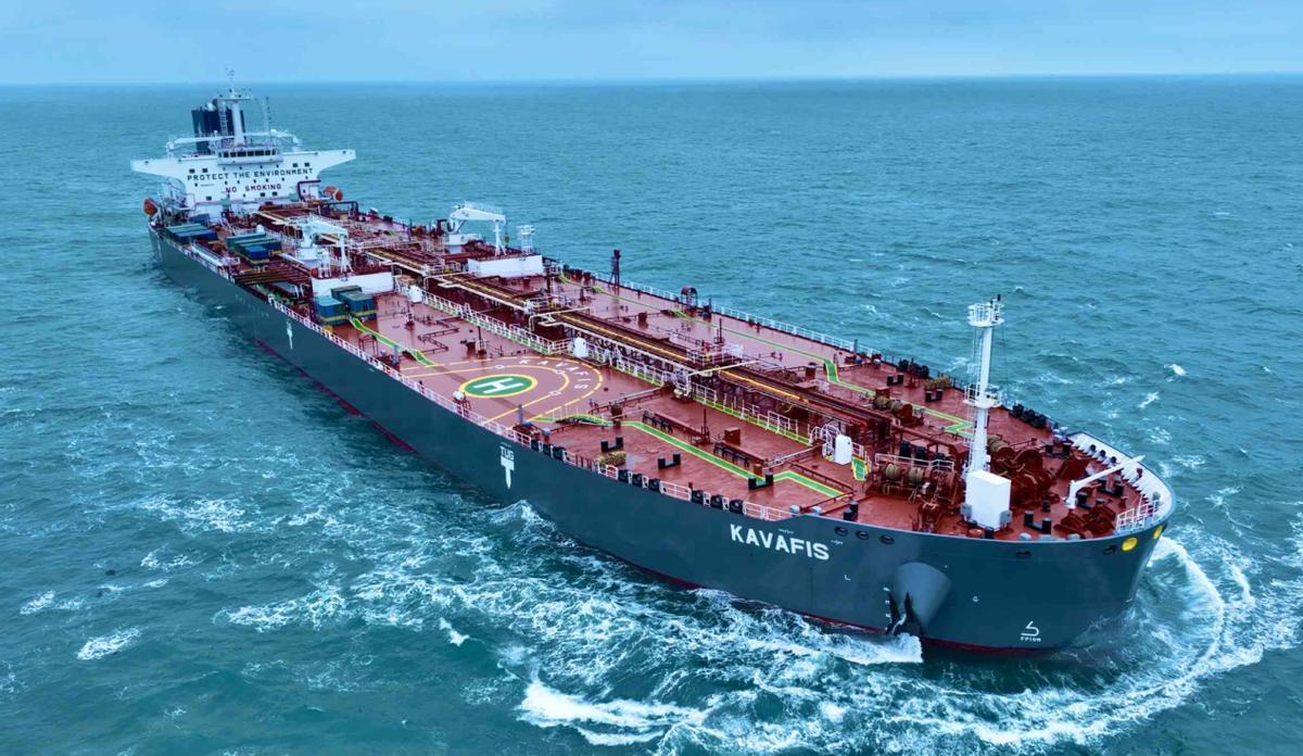 眼看一艘又一艘油轮，加紧运进中国，美国决定取消1亿桶石油制裁。眼看着中国成为赢家