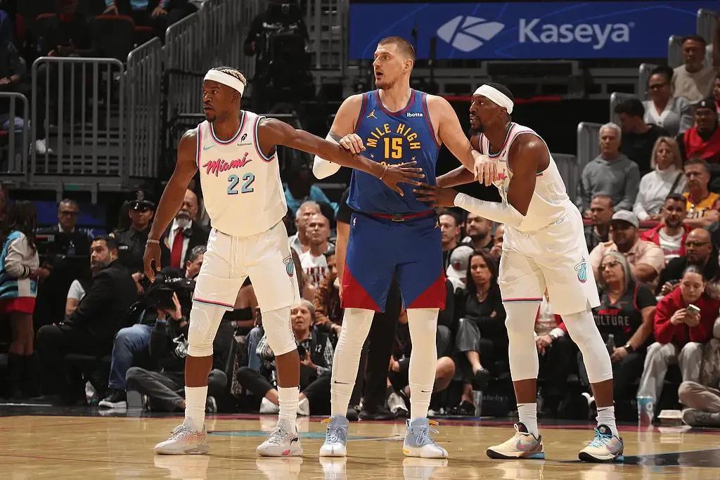 2025年1月18日的NBA常规赛中，掘金客场以133-113大胜热火￼。根据数