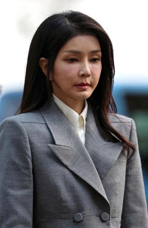韩国前总统尹锡悦妻子金建希涉嫌操纵股价、收受贿赂等罪行一案二审被判有期徒刑4年。