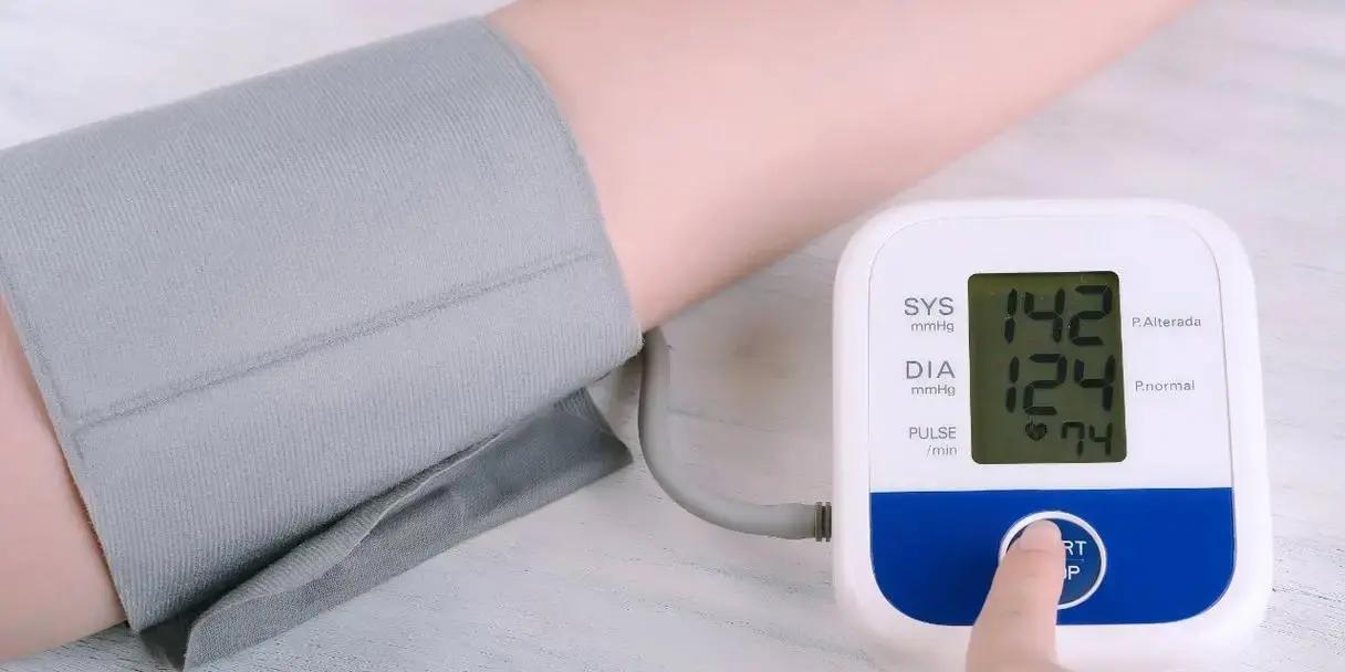 高血压患者哪怕只喝两口酒，也可能把命搭进去！最新指南明确告诉你：高血压人群最好一