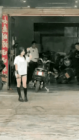 危险的耍酷——

姑娘喜欢男孩酷，
小伙天生爱耍酷。
男女同好是酷炫，
酷来酷去