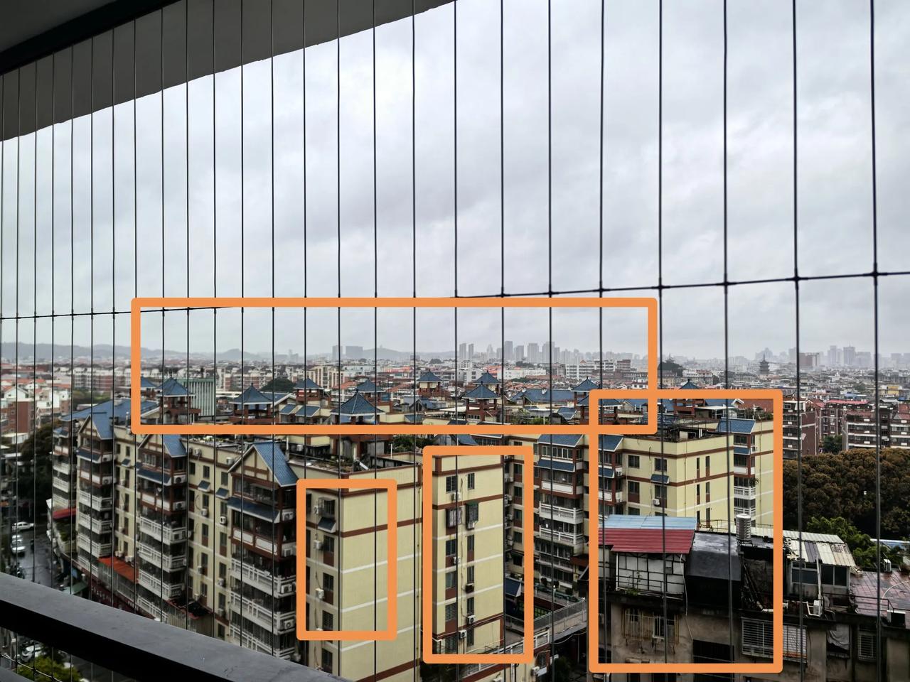 阳台比对面楼高。请问这个尖角煞气要如何化解呢？