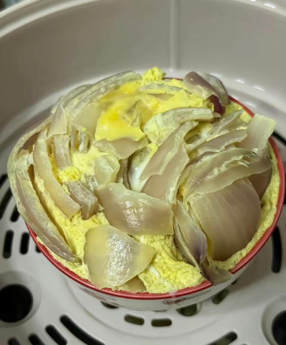 大多都逃不开这几种日常特征。

第一个：不爱主动喝水，
嘴唇干得起皮也懒得补充水