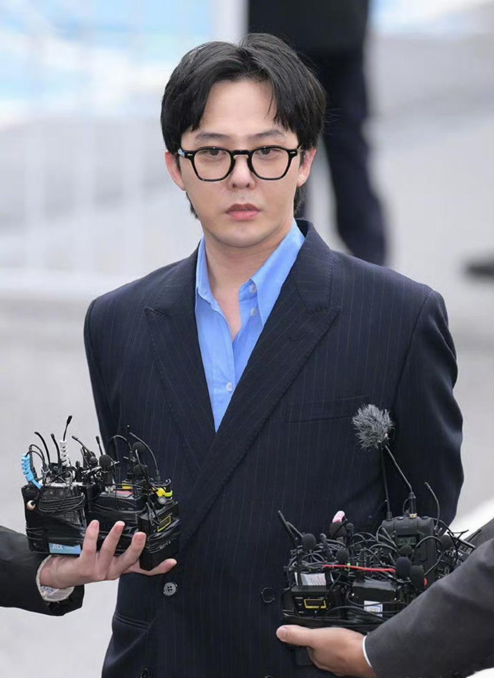 #权志龙除头发外全身脱毛#不会真逃脱检查吧？！那他头发和眉毛是，漂完再染吗？[费