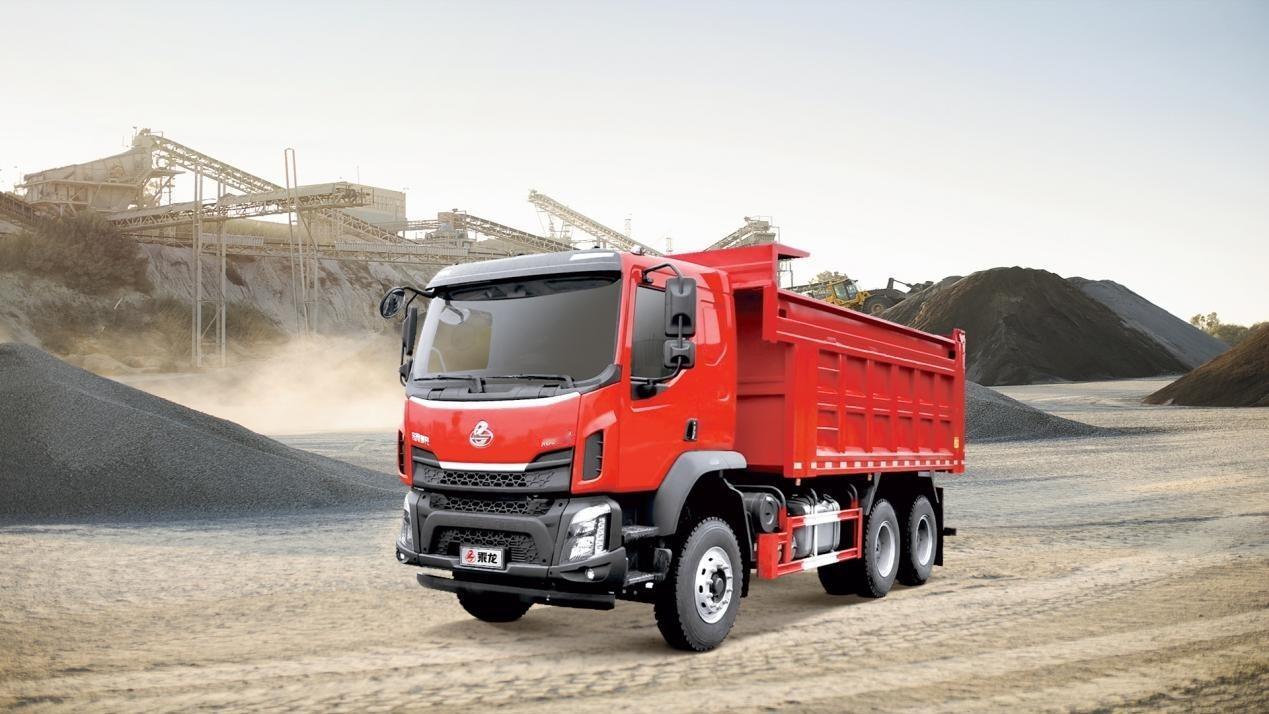 乘龙M3 6X4小钢炮自卸车，搭载350大马力发动机匹配10档变速箱及20T轮减