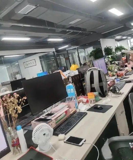 今天公司裁掉了一位40岁的女同事，她做运营工作已经3年多了，月薪1.8万。上午刚