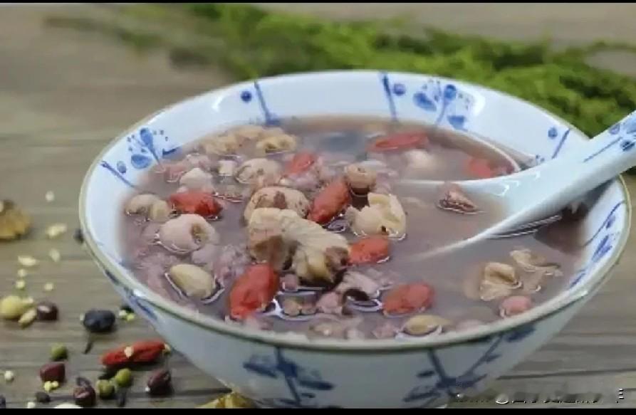 三五七言诗——腊八粥
腊八粥，诱人香，
深情碗中藏，冬日暖时光。
咀嚼不忘爹和娘