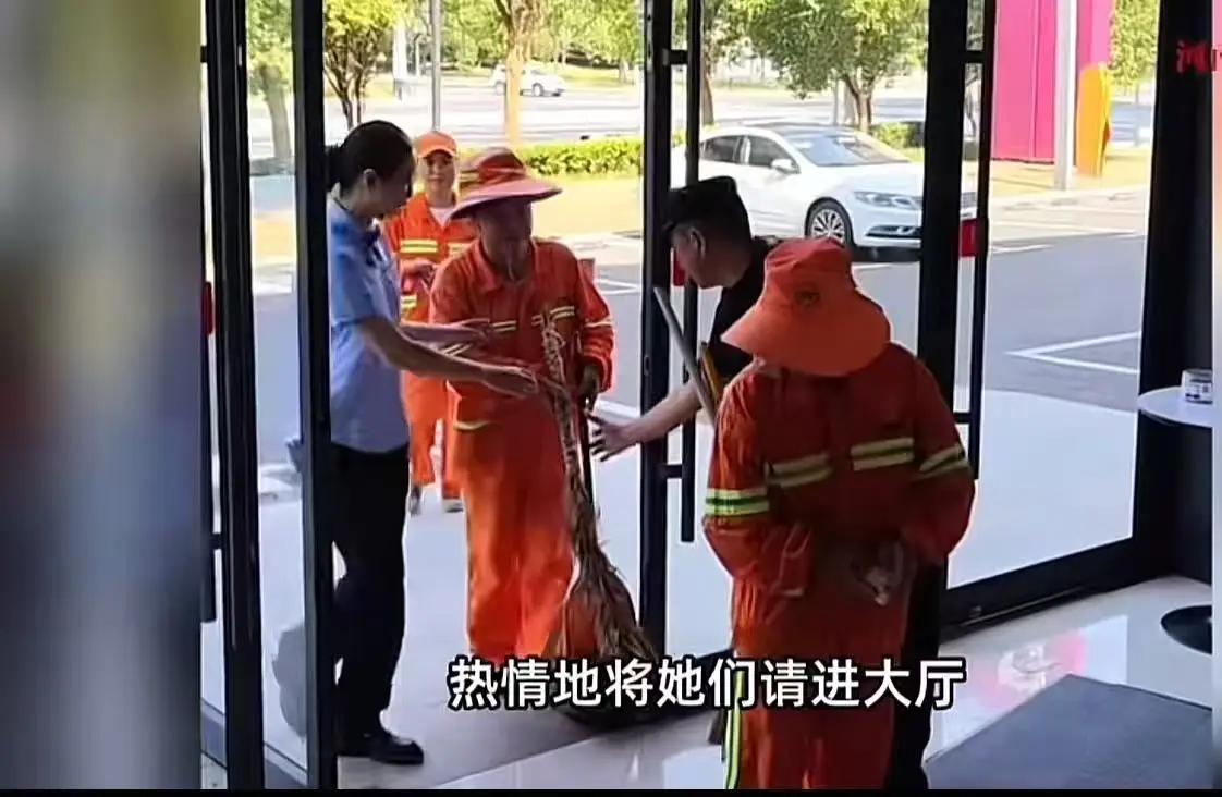 “这个银行火了！”湖北武汉，一幕温暖人心的场景在朋友圈迅速刷屏。画面中，几位环卫