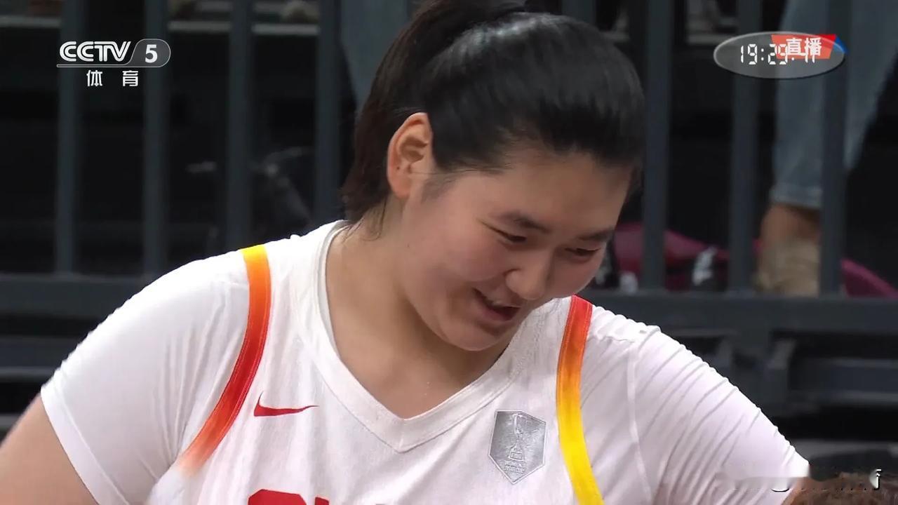 【张子宇第一次移动篮下得分打停新西兰，中国队25-10领先】
中国女篮迎来亚洲杯