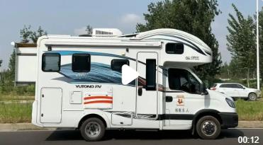 夫妻将房车停在校门口陪读，山东济南一对夫妇为了让孩子上学更加方便，将房车停在校门