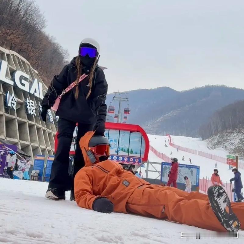 近日，某滑雪场出现“连环摔跤”趣景，新手游客们排着队在初级道上依次滑倒，宛如多米