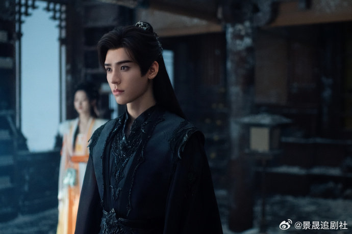 刚刷完苏暮雨最新战局，指尖还在发麻，红绸缚敌时如蛟龙闹海，徒手抗刀时似金刚不坏，