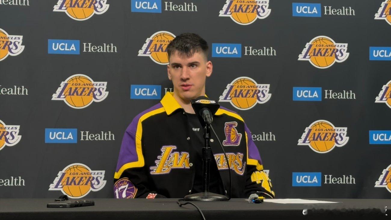 拉拉维亚谈湖人对于自己的意义💜💛“胸前印着‘湖人’字样，对我而言意义非凡。我