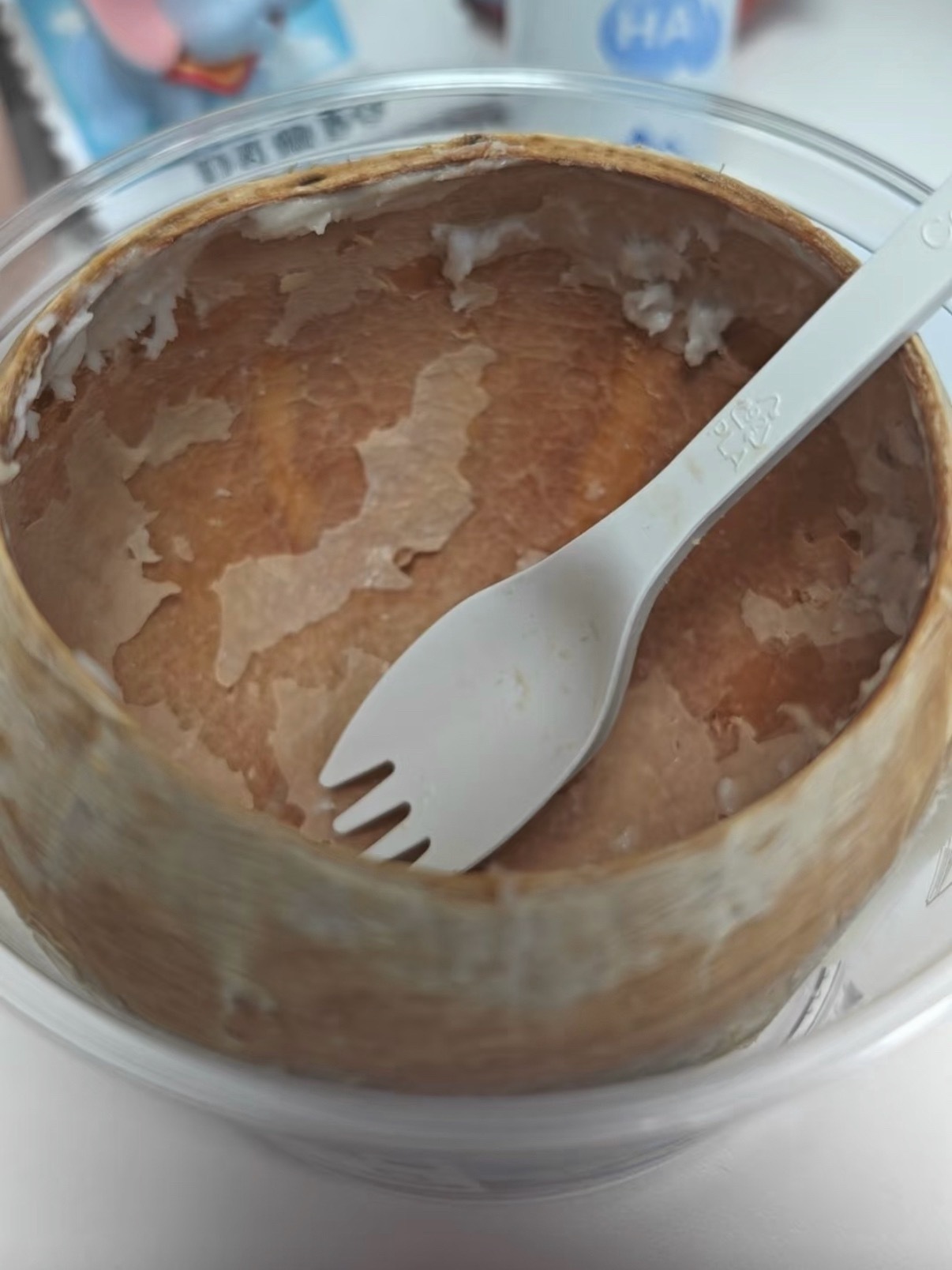 瑞幸 紫椰子这紫色的椰肉，一看就放久变质了。我买的是白色的，里面是冰沙，椰肉奶香