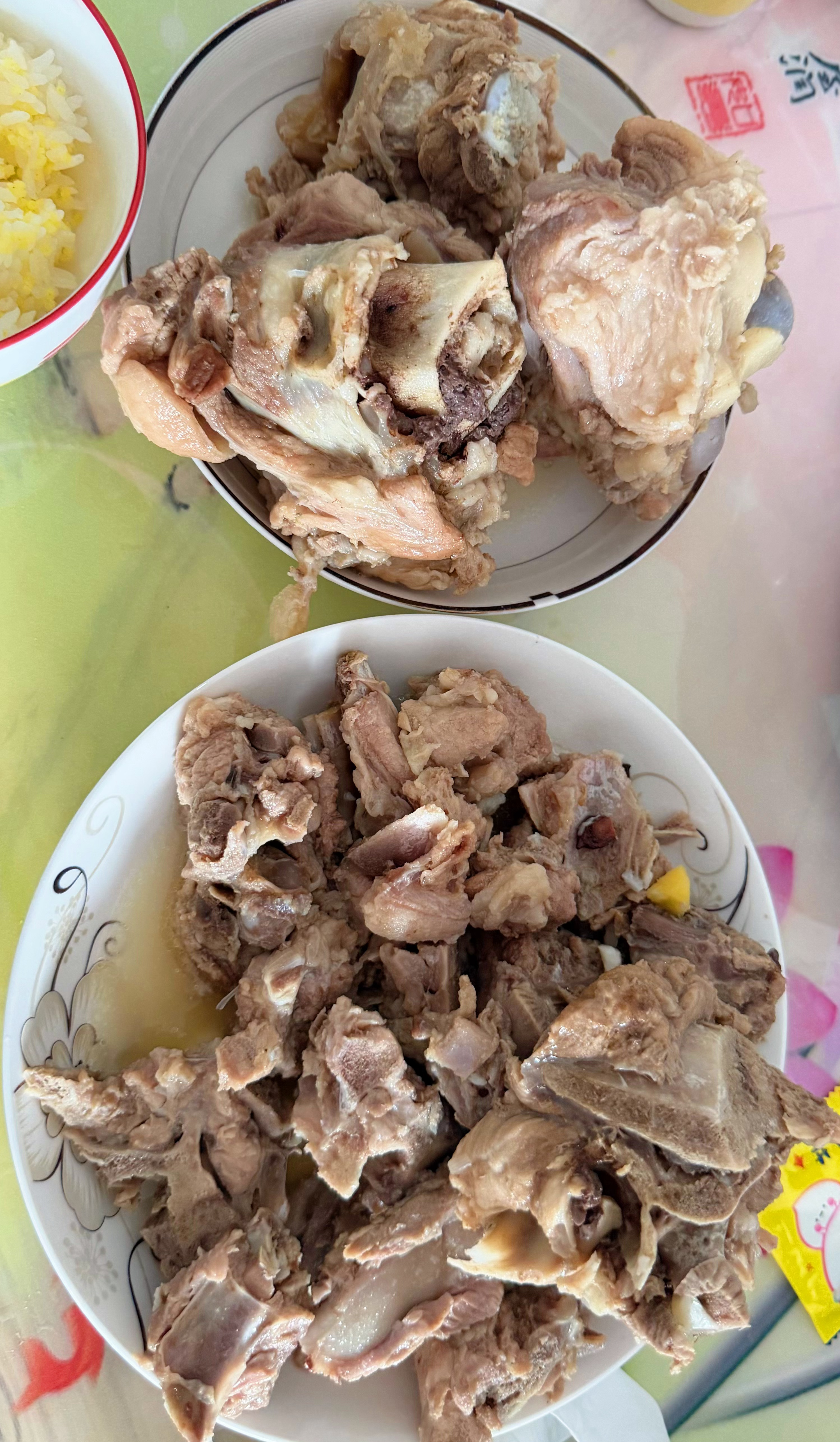 炖了一锅骨棒，煮了一锅菌子。餐后少来点水果，这季节的蛇皮果都是泰国🇹🇭的，口