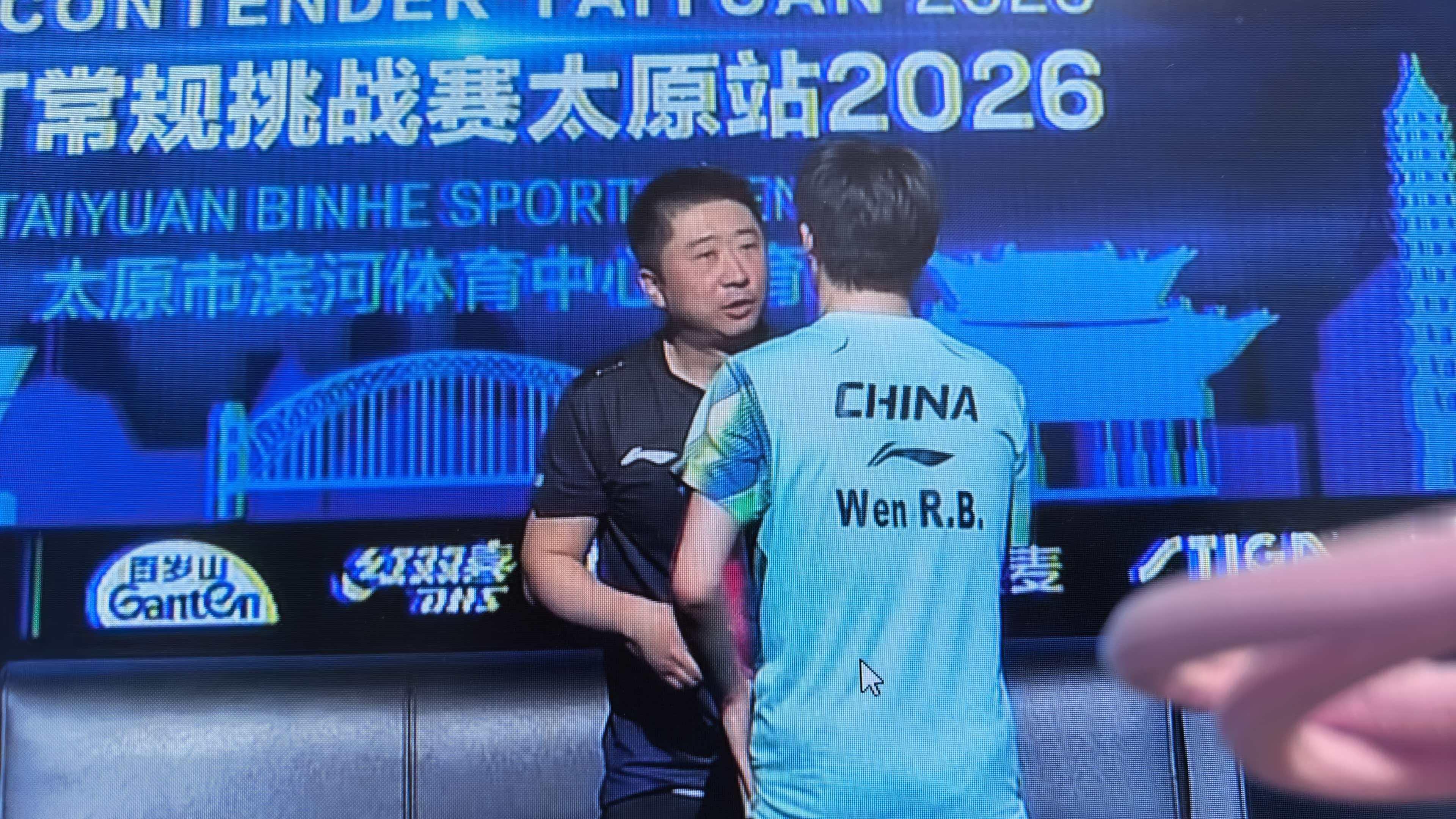 我看温瑞博场外是徐辉对吧？我没看错把这转播现场看的不是很清楚 咪咕听到我的许愿了