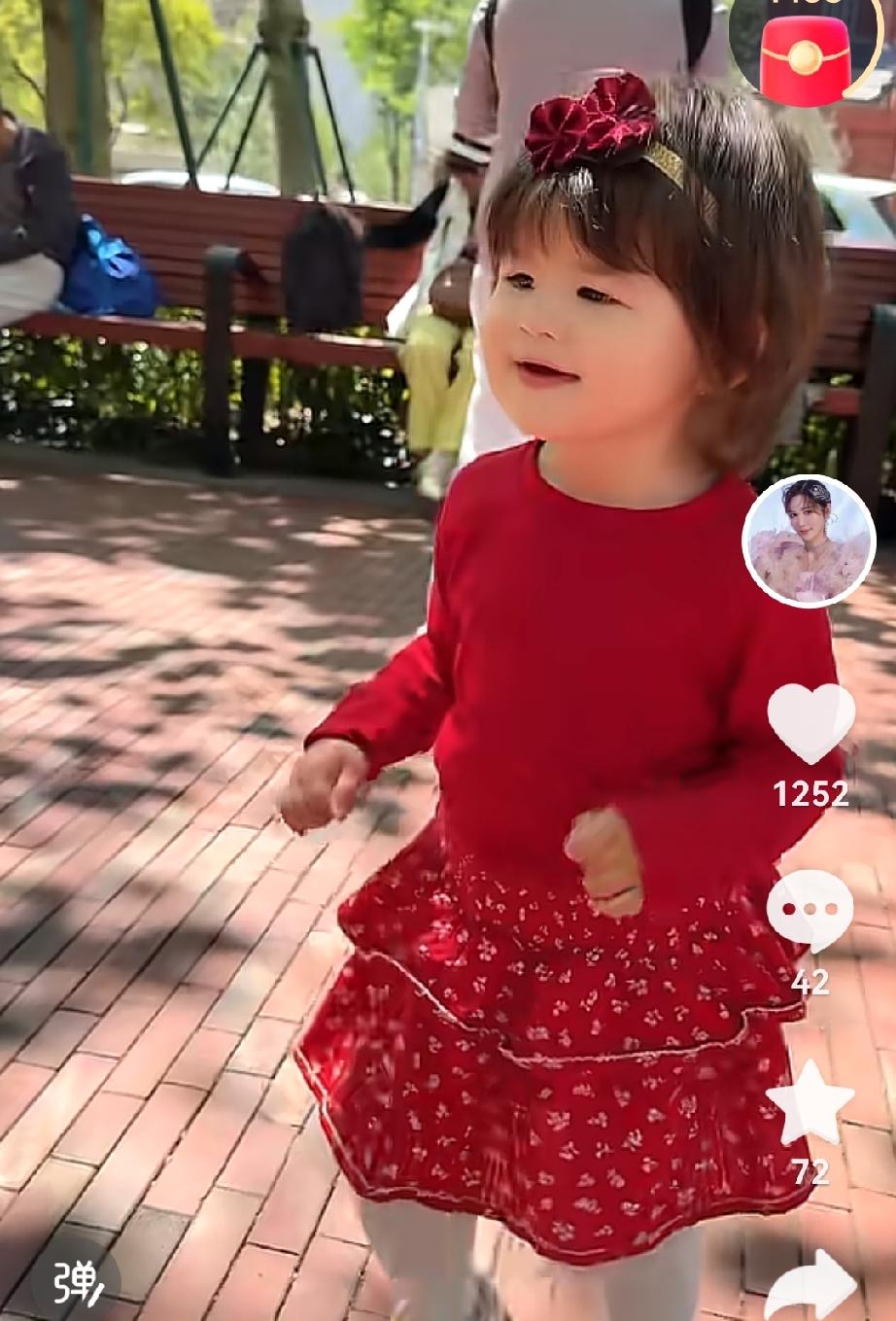 小凯莉和爸爸在一起唱歌，还害羞的藏起来。[比心][比心][比心]