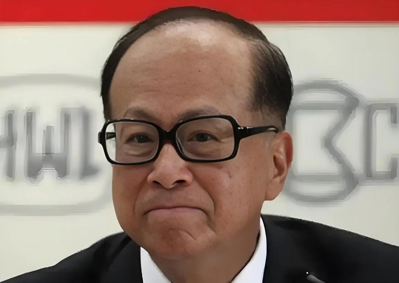 没读过几本书的李嘉诚，注定没有家国情怀！
李嘉诚于1928年出生在广东潮州的一个