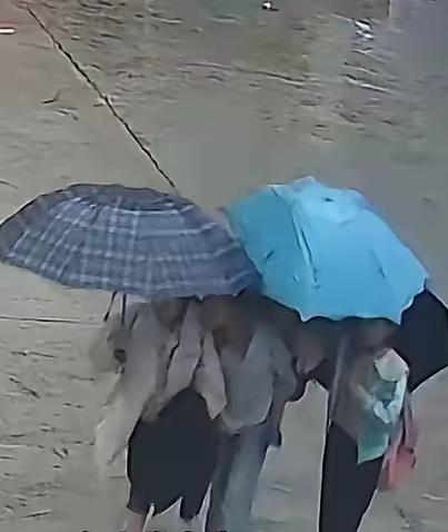 你敢信吗？三个10岁小女孩背着2岁的陌生男童，在暴雨泥泞的山路上走了40分钟，愣