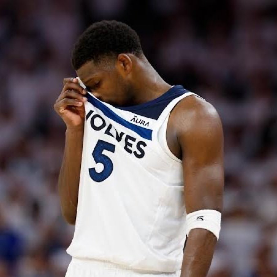 安东尼·爱德华兹因病缺席今晚的比赛，未能达到 NBA 规定的 65 场比赛的要求