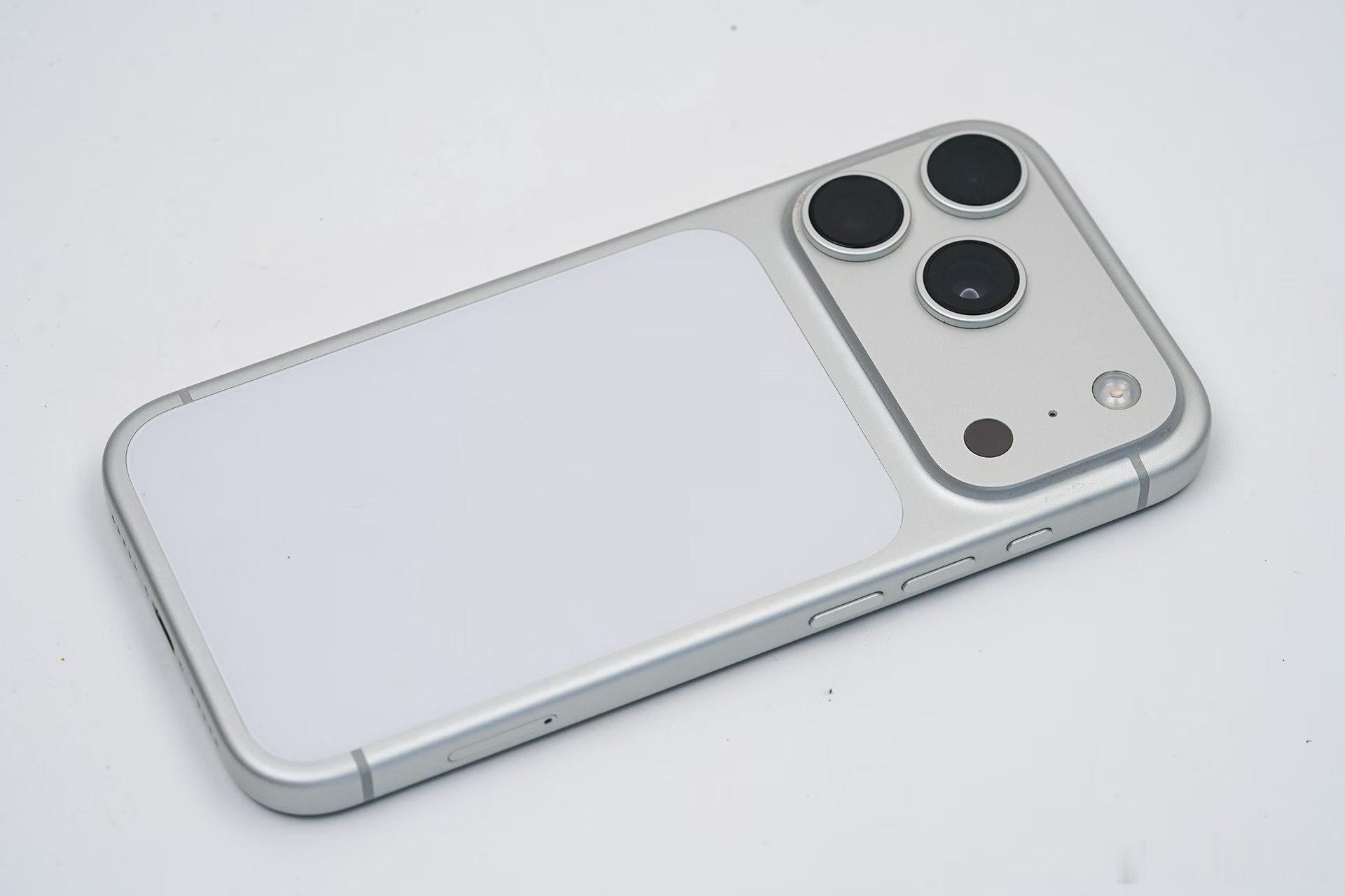 iPhone 17 Pro发布时，Apple着重宣传这款机型耐用性得到升级。一位