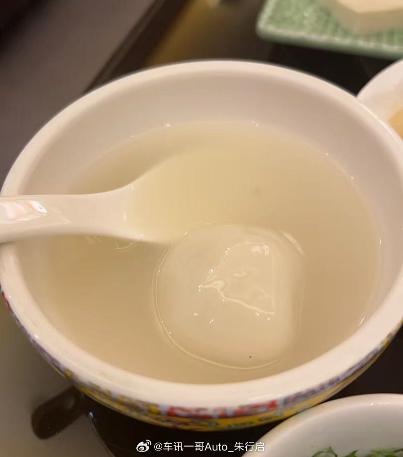 今天元宵节整个小火锅还别说现在的商家挺讲究的居然还送了碗大汤圆大家今天吃了几个汤